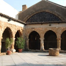 アグリジェント
サント・スピリト教会の回廊
(念のため、サンスピリトではありません)