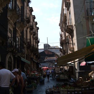 カターニアの市場　大きくて楽しい　おいしいレストランもある