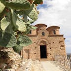 カラブリア州スティーロ　最も美しい村加盟
ラ・カットーリカと呼ばれる古いビザンツ式聖堂
左はフィーキディンディア(ウチワサボテン)