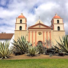 サンタバーバラ(カリフォルニア)

1786年に、スペインのフランシスコ会修道士によって設立された伝道所、ミッション・サンタバーバラ。

その気品ある厳かな佇まいから「ミッションの女王」と呼ばれ、カリフォルニア州にある21ヶ所の伝導所の中でも最も美しいとされる。

レーガン大統領時代には、エリザベス女王もフィリップ殿下と共にご訪問。

礼拝堂や庭園、美術品などが見学でき、民俗博物館のような敷地内をひとしきり散策。

#santabarbara #california #oldmissionsantabarbara