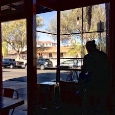 サンタバーバラ(カリフォルニア)

かつて世界各国を旅しながら自転車競技に出場されていたオーナーさんが開いたカフェ、ハンドルバー・コーヒー(Handlebar Coffee Roasters)。

ドイツ製のロースターで丁寧に焙煎されたコーヒーを飲みながら、過ぎていく麗らかな午後。

#santabarbara #california #coffee #cafe