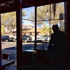 サンタバーバラ(カリフォルニア)

かつて世界各国を旅しながら自転車競技に出場されていたオーナーさんが開いたカフェ、ハンドルバー・コーヒー(Handlebar Coffee Roasters)。

ドイツ製のロースターで丁寧に焙煎されたコーヒーを飲みながら、過ぎていく麗らかな午後。

#santabarbara #california #coffee #cafe