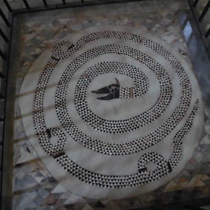 カラブリア州の小さな村サン・デメトリオ・コローネのサンタドリアーノ修道院の床に残るモザイク　実は美術愛好家の間ではそこそこ有名