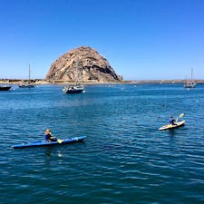 モロベイ(カリフォルニア)

コバルトブルーの海に聳える、古代火山の栓岩モロロックが象徴的な町、モロベイ。

地元の先住民チューマッシュ族に属する神聖な岩とされる。登ることも禁止されているけれど麓までは近づくことができ、カヤック、ホエール・ウォッチング、遊覧船などのアクティビティや、磯遊びを楽しむ人たちで賑わう穏やかなベイエリア。

ぷかぷかと海面を漂う天真爛漫なラッコにも遭遇。

#morrobay #morrorock #california
