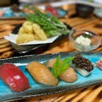八丈島の郷土料理🍣

#島寿司

醤油ベースのタレに漬けてヅケにし、
シャリは少し甘めの酢飯。
ワサビの代わりにカラシが入ってます。
このカラシが全然辛くない！！

予約なしで食べることもできますが、
予約しておいたほうが確実。