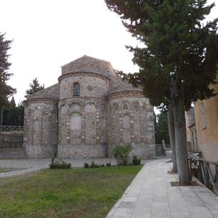 カラブリア州ロッサーノ近郊のサンタ・マリア・デル・パティーレ聖堂　床にきれいなモザイクが残る