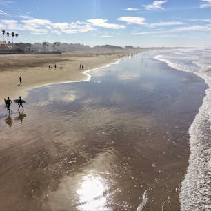 ピスモビーチ(カリフォルニア)

季節を問わずサーファーに人気の、ピスモ・ステート・ビーチ。桟橋はボードウォークになっていて、水平線を眺めながらのお散歩も気持ちいいけれど、風の強い日が多いので一年中長袖が手放せない。

#pismobeach #california #surfing #pismopier #pismostatebeach