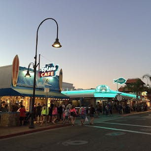 ピスモビーチ(カリフォルニア)

ダウンタウンの数あるレストランの中でも、リピーターが多いスプラッシュ・カフェ(Splash Cafe)。一番人気は、ブレッド・ボウルに入ったクラムチャウダー。

#pismobeach #california #clamchowder #splashcafe
