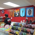 ピスモビーチ(カリフォルニア)

日本でもプロントと言う雑誌で紹介され、虫入りのカラフルなロリポップが流行ったことがあったけれど、その発祥のお店ホットリックス(Hotlix)。

もともと昆虫食に興味があり実践されていたオーナーさんが、80年代に開いたキャンディ・ストア。

テキーラ・フレーバーの芋虫入りキャンディのヒットをきっかけに、ハイグレードな食用のサソリ、こおろぎバージョンなども仲間入り。

#pismobeach #california #hotlix #candy