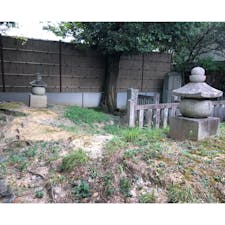 紫式部墓・小野篁墓

手前が右手が紫式部で、奥左手が小野篁の墓と言われています。


#サント船長の写真　#歴史的人物の墓　#京都　#墓地