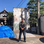 ベルリンの壁
統国寺は大阪四天王寺の近くで、
此処にベルリンの壁が有ります。
しかし良く遠い所から良くこんな物を運んで来た物ですね、
1998年9月、統国寺信徒さんより御喜捨されました。
このベルリンの壁は崩壊前の大きさそのままの実物です。
写真の正面が西独側です。
これと同じものが逆Lのかたちで東独側に建っていたそうです。

#サント船長の写真