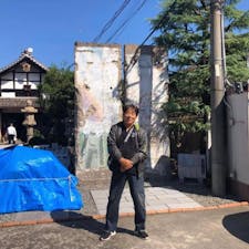 ベルリンの壁
統国寺は大阪四天王寺の近くで、
此処にベルリンの壁が有ります。
しかし良く遠い所から良くこんな物を運んで来た物ですね、
1998年9月、統国寺信徒さんより御喜捨されました。
このベルリンの壁は崩壊前の大きさそのままの実物です。
写真の正面が西独側です。
これと同じものが逆Lのかたちで東独側に建っていたそうです。

#サント船長の写真