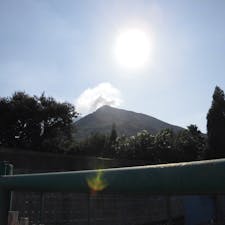エオーリエ諸島のストロンボリ島(有名な火山島) 
噴煙が上がっている。
この数ヶ月後の大規模噴火で死者が出た。次は夜間クルーズしてみたい。