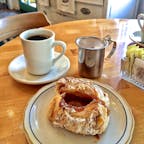ソルバング(カリフォルニア)

アプリコット・デニッシュとコーヒーでひと休み。モーテンセンズ・デニッシュ・ベーカリー(Mortensen’s Danish Bakery)にて。

#solvang #california #cafe #danish #bakery