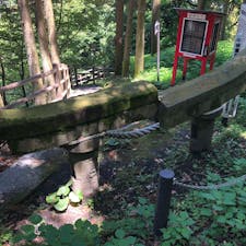 牛根麓埋没鳥居
　大正3年（1914）1月の桜島火山大噴火は，大量の軽石・火山灰を放出し，大隅半島側に厚く堆積した。牛根麓も被害は甚大で，道路田畑には約90～120㎝の降石灰が堆積し，松ヶ崎小学校校…
鹿児島県垂水市牛根麓675-1
垂水市指定

#サント船長の写真　#鳥居　#神社仏閣　#九州