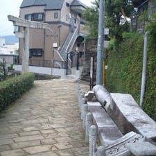 一本足鳥居(長崎)
日本二十六聖人殉教地へと続く浦上街道沿いにある明治元年（1868）創立の山王神社は、爆心地から南東約900mの場所の高台にあり、原爆の被害を受けました。社殿は跡形もなく崩れましたが、昭和25年（1950）に再建され今に至ります。

#サント船長の写真　#鳥居　#神社仏閣　#九州