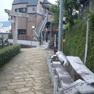 一本足鳥居(長崎)
日本二十六聖人殉教地へと続く浦上街道沿いにある明治元年（1868）創立の山王神社は、爆心地から南東約900mの場所の高台にあり、原爆の被害を受けました。社殿は跡形もなく崩れましたが、昭和25年（1950）に再建され今に至ります。

#サント船長の写真　#鳥居　#神社仏閣　#九州