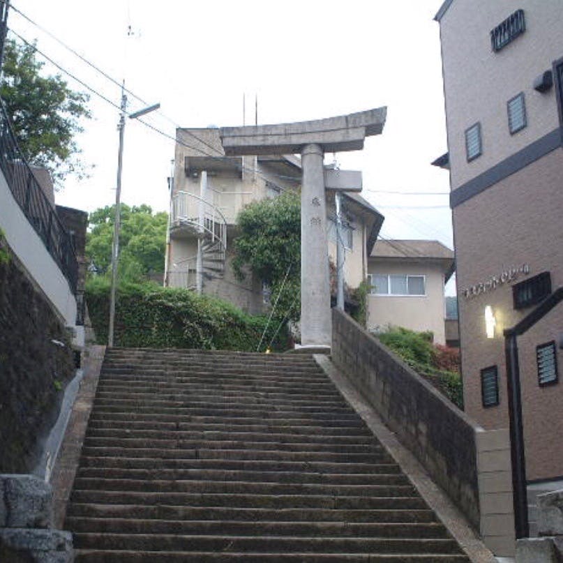 山王神社 一本柱鳥居と被爆クスノキ の投稿写真 感想 みどころ 一本足鳥居 長崎 山王神社の参道には 一本柱鳥居と呼ば トリップノート 山王神社 一本柱鳥居と被爆クスノキ の投稿写真 感想 みどころ 一本足鳥居 長崎 山王神社の参道には 一本柱鳥居と呼ば トリップノート