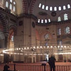 スレイマニエ・ジャーミイの中　さすが壮麗帝のモスクだけに豪華で大きい