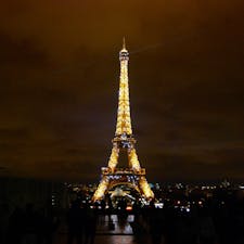 パリ　エッフェル塔🇫🇷
NetflixのEmily in Parisを観て、パリに行きたくなって写真を見返してた🥲💭
ど定番だけど夜のエッフェル塔素敵でした❤️
このきらきらライトアップ私はたまたま見れましたが笑、1時間に1回見れるみたいです！
