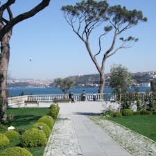 トルコの代表的財閥が運営するサバンジュ美術館　建物と庭も豪華　ボスフォラス海峡沿いにある