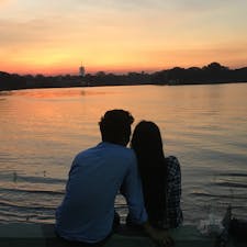 ミャンマー🇲🇲ヤンゴン:インヤー湖で夕焼けを眺める恋人達
仏教を深く信仰している国で、人々はとても穏やかで、人懐っこくて、優しかったですよ。
一日も早く平和な日常に戻る様に願っています。