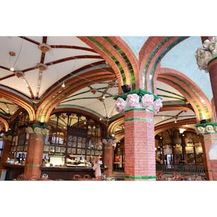 【Cafe El Foyer】スペイン
カタルーニャ音楽堂内にあるカフェテリア。
入り口はガラス窓でとてもラグジュアリーな雰囲気に包まれている。天井には陶器のバラが施されている。