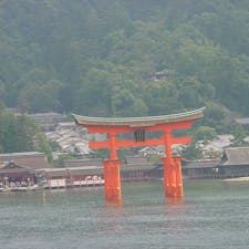 嚴島神社の大鳥居

沖側の扁額［へんがく］には嚴嶋神社、御本社側は伊都岐島神社［いつきしまじんじゃ］と筆書きされていて、現在の額は、明治8年の再建時のもので有栖川宮熾仁親王［ありすがわのみやたるひとしんのう］の染筆です。

#サント船長の写真　#鳥居　#神社仏閣