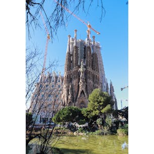 【サクラダファミリア】スペイン🇪🇸

バルセロナにあるアントニ・ガウディの未完作品、世界遺産にも登録されている。全貌は、ガウディの頭の中にしかなかったとも言われており、頼りにできるのはたった1枚のスケッチのみ。このスケッチを頼りに100年以上建設が行われている。