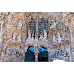 【生誕のファサード　愛徳の門】

救世主イエスの誕生を祝福する彫刻群で飾られているのが特徴。各彫刻では。イエスの誕生にまつわる様々なエピソードや、それに関連した登場人物たちが表現されている。