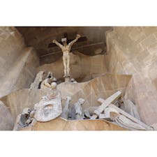 【受難のファサード】

テーマは、キリストの苦悩と悲しみ。最後の晩餐からキリストの十字架磔刑までの場面が12の彫刻群で表現されている。更にその遙か上には復活を遂げた「キリストの昇天」の彫刻も飾られている。
