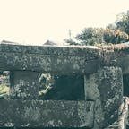 深田の鳥居

この鳥居は凝灰岩でできており、土中から出ている部分は高さ3.2m、二本の柱をつなぐ鳥木は4.5mあり、柱脚が太く、柱が二つの石を重ねてできているのが特徴です。修復のため解体した際、笠木のささえ右（額束＝がくづか）の表面に、かすかにノミで刻まれた「王」の文字が発見されています。携帯や石組み技術からみて、鎌倉～室町時代の作であると考えられます。

県指定有形文化財
臼杵市教育委員会

#サント船長の写真　#鳥居　#神社仏閣　#九州