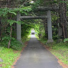 利尻山神社の鳥居
鴛泊フェリーターミナルから徒歩20分ほどの場所に、利尻島一のパワースポットで利尻山神社の鳥居です。

#サント船長の写真　#鳥居　#北海道
