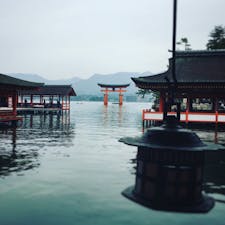 宮島・厳島神社。これからの季節、紅葉が綺麗なんだろうな🍁ナイトクルーズも行ってみたいなぁ〜。