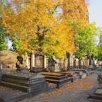 プラハの中で最も美しいと言われているヴィシュヤード墓地。ここには、学者や芸術家など、チェコでも特に格のある人たちが眠っています🙆🏻.秋の紅葉のお陰で、景色の見栄えも2割り増し🍁
