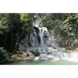 ラオス・ルアンパバーンから車で約1時間のところにあるクアンシーの滝。エメラルドグリーンの滝壺では泳ぐこともできます。
#ラオス #滝