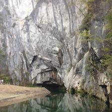 岩手県にある猊鼻渓。
舟歌を聴きながら切り立った崖のなかを船で進みます🚣‍♀️