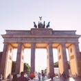 ドイツ ベルリン
ブランデンブルク門
東西分裂時は東ドイツに属していた為通行が出来なかったそうです。今は平和の象徴としてユーロ硬貨にも描かれています。高さ26mもあり、遠くからじゃないと写真に収まらなかったです。