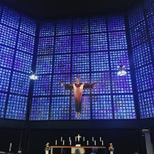 ドイツ ベルリン
カイザーヴィルヘルム記念教会に併設されている新教会。
青のステンドグラスが壁一面にあり神秘的な教会です。