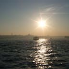 イスタンブル　アジア側とヨーロッパ側を結ぶフェリーから見た夕日　スレイマニエ・ジャーミイのシルエットは遠くからでもすぐわかる