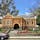 サンルイス・オビスポ(カリフォルニア)

元は1905年に建てられたカーネギー図書館で、現在は歴史博物館として利用されている。1995年に、国家歴史登録財に指定。

L.A.とサンフランシスコの中間くらいに位置する街、サンルイス・オビスポ(San Luis Obispo)、通称SLOにて。

ナショナル・ジオグラフィックから書籍も出版している冒険家、ダン・ビュトナー氏が、地球上で最も幸せな4都市の中に選んだことがある、カリフォルニア州の中でも最古級の街。

幸せのパラドックスと言う言葉もあるように、それを測る指数や基準は、物質的な富や外から見て魅力的に見えることではなく、生活する人々のコミュニティの中での人間関係や、心身の幸福感によって健康な状態であることが、幸せの価値として反映されているそう。

住民の約4割がボランティア事業に従事していると言うデータもあり、1000以上のNPO団体が存在するとか。

アートやスポーツへのサポートも手厚く、トライアスロンの大会やコンサートを始め、例年さまざまなフェスティバルが開催される。

大学のキャンパスもある若い雰囲気の中で、仲間と連れ立つシニアのサイクリストなども多く、幅広い年齢層が集う。

1772年に建てられたミッション(伝道所)やミュージアムなど、歴史文化に触れる場所もありつつ、ショッピング・エリアやファーマーズ・マーケット、憩いの公園、地元のクラフト・ビールにカフェも充実。

セントラル・コーストで最もおいしい日本食レストランと評判のGoshiや、少し車を走らせればビーチやワイナリー、温泉があり、訪れるたびに違う要素を楽しめる。

#sanluisobispo #california