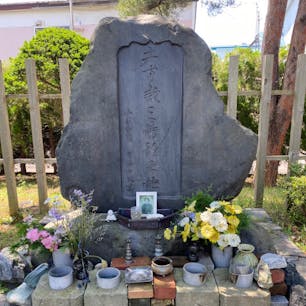 土方歳三の最期の地
新撰組副長の土方歳三が榎本武揚率いる旧幕府軍に合流して箱館に入ったのが、1868（明治元）年のこと。 翌年の旧暦5月11日（現在の暦で6月20日）、新政府軍による箱館総攻撃の日に戦死しました。 土方が銃弾に倒れたといわれる場所のうちのひとつ、一本木関門跡に、土方歳三最期の地碑が建っています。
しかし、土方歳三が此処で戦死したと言う証拠は何一つ有りません、此の石碑は有志とか新選組好きが、勝手に立てた物です。

#サント船長の写真　#歴史的人物の終焉地　#北海道