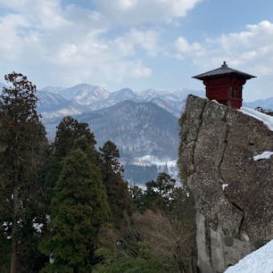 雪の山寺。今日は気温が高かったので大汗かいて登りました。