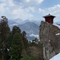 雪の山寺。今日は気温が高かったので大汗かいて登りました。