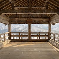 山寺の五大堂。周囲の山々の雪化粧姿がきれいです🏔