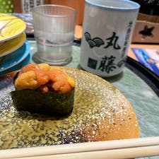 地魚回転寿司　丸藤🍣

東条海岸の近くにあるお寿司屋さん。
生サーモンが柔らかくて美味…😭
写真ウニだけど…😭