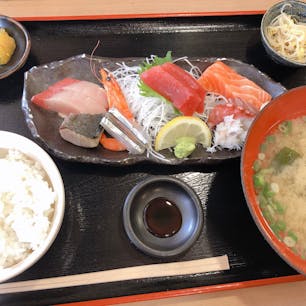海鮮お食事処 銀蔵 小野原本店

鮮魚卸しが営む、鮮度がよくて
たっぷりめのお昼ご飯でした🍚
ご飯のお代わりできます。
お造り定食¥1,200