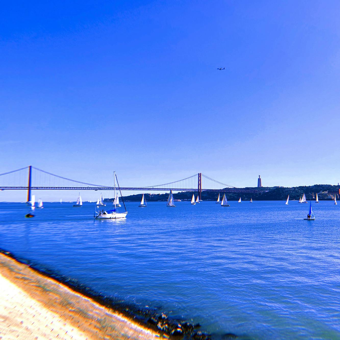 4月25日橋 Ponte 25 De Abril の投稿写真 感想 みどころ テージョ川から見るヨットとponte 25 De Abril トリップノート 4月25日橋 Ponte 25 De Abril の投稿写真 感想 みどころ テージョ川から見るヨットとponte 25 De Abril トリップノート