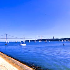 テージョ川から見るヨットとPonte 25 de Abril

#テージョ川 #リスボン #Ponte25deAbril #ポルトガル