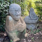 明日香村の猿石「法師」・「男」
左手が法師です。

猿石は、奈良県高市郡明日香村の吉備姫王墓内にある奇石。全4体。ユニークな人面石像であるが、猿ではなく渡来人を象ったものであるといわれている。

#サント船長の写真  #石仏巡り　#奇石　#石像